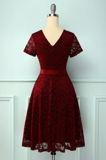 Vestido de renda de mangas curtas cor de vinho